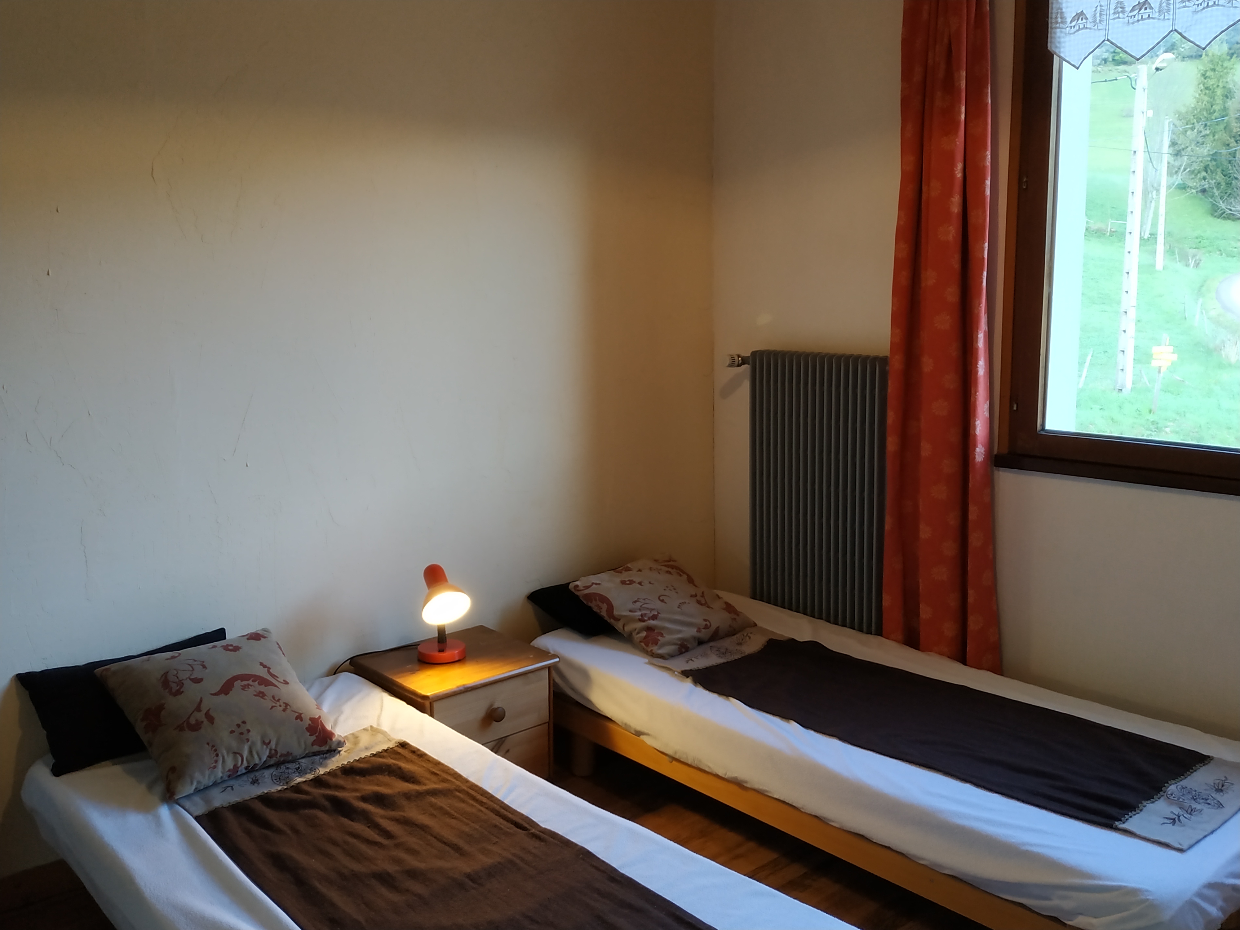 Chambre Grand Som avec deux lits simples et un lavabo